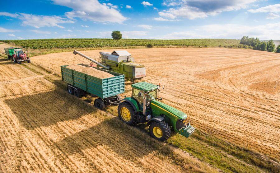 Трактор в поле